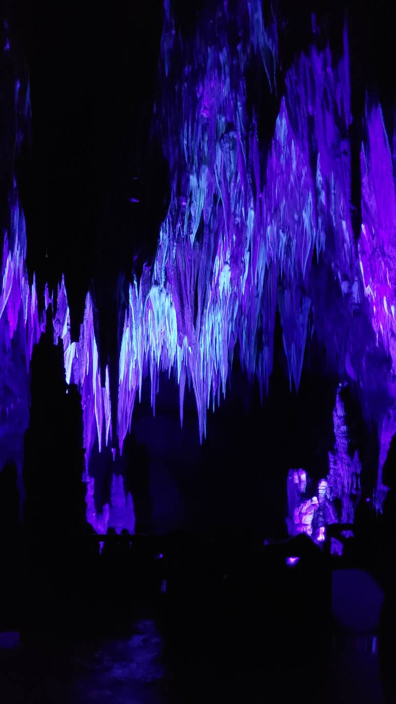 Ubicada en el corazón de la montaña leonesa la Cueva de Valporquero sigue deslumbrando una y mil veces. Un millón de años de historia convierten sus salas en un escenario al que merece la pena regresar de forma recurrente. 