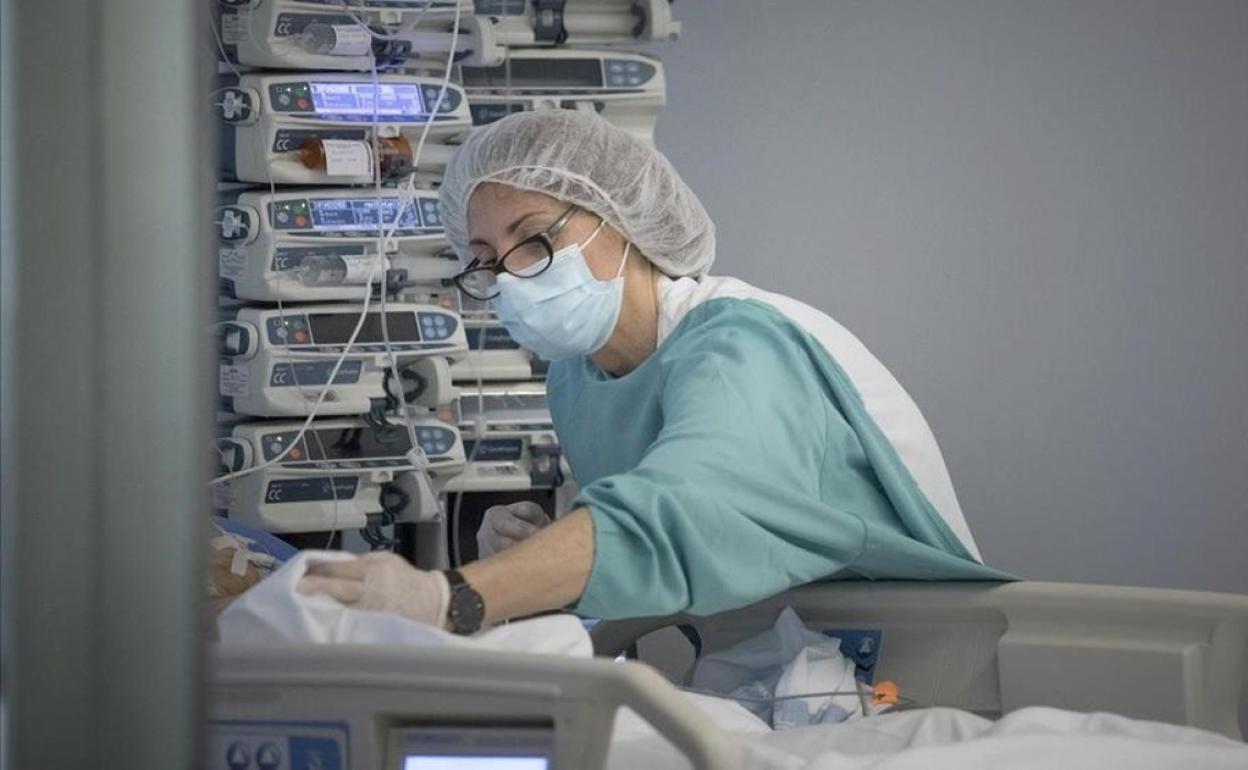 Una enfermera trabajando en el hospital.