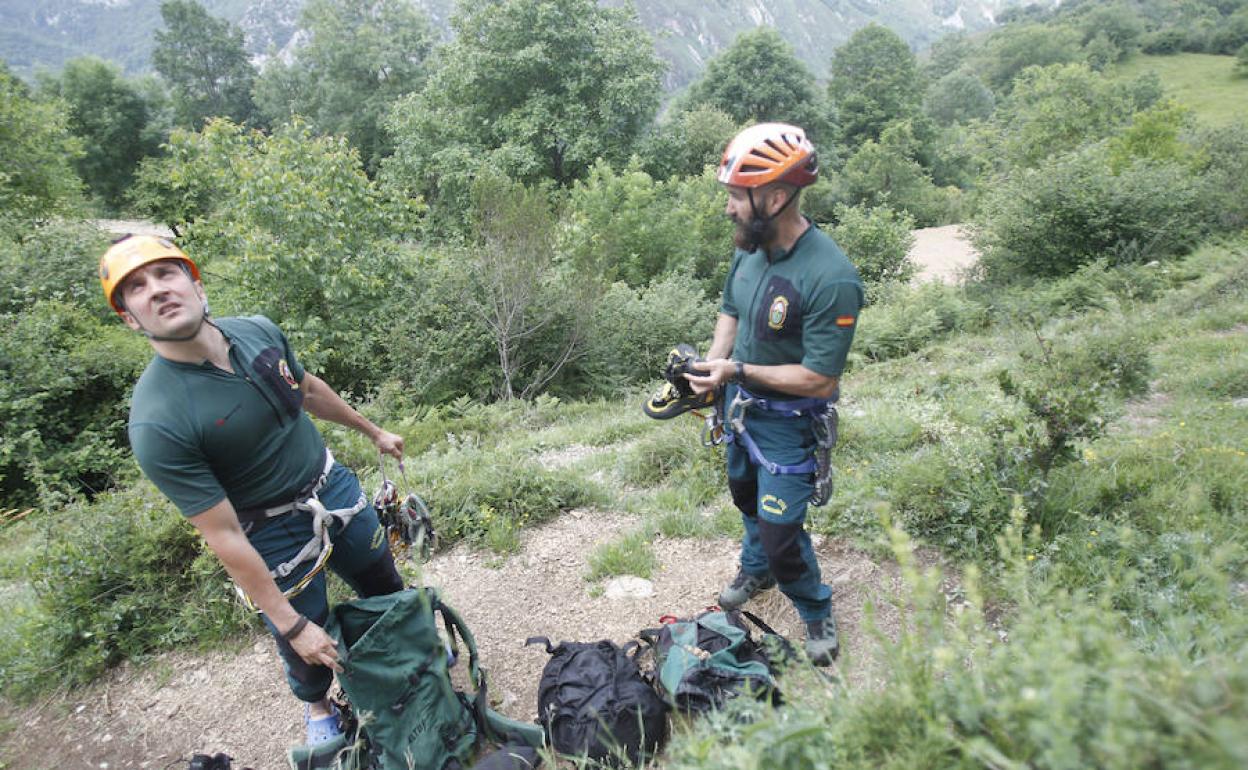 Efectivos del Greim durante un rescate.