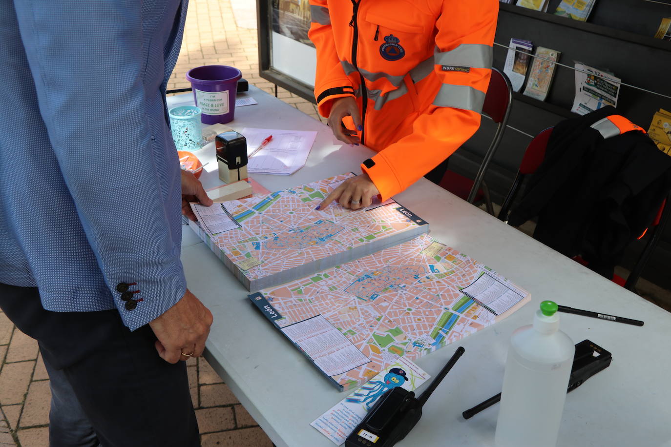 El puesto de información al peregrino de Puentecastro recupera su actividad con el objetivo de recuperar sus cifras de antes de la pandemia.