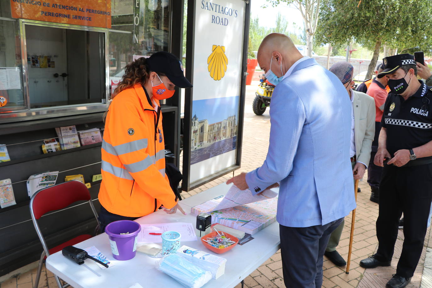 El puesto de información al peregrino de Puentecastro recupera su actividad con el objetivo de recuperar sus cifras de antes de la pandemia.