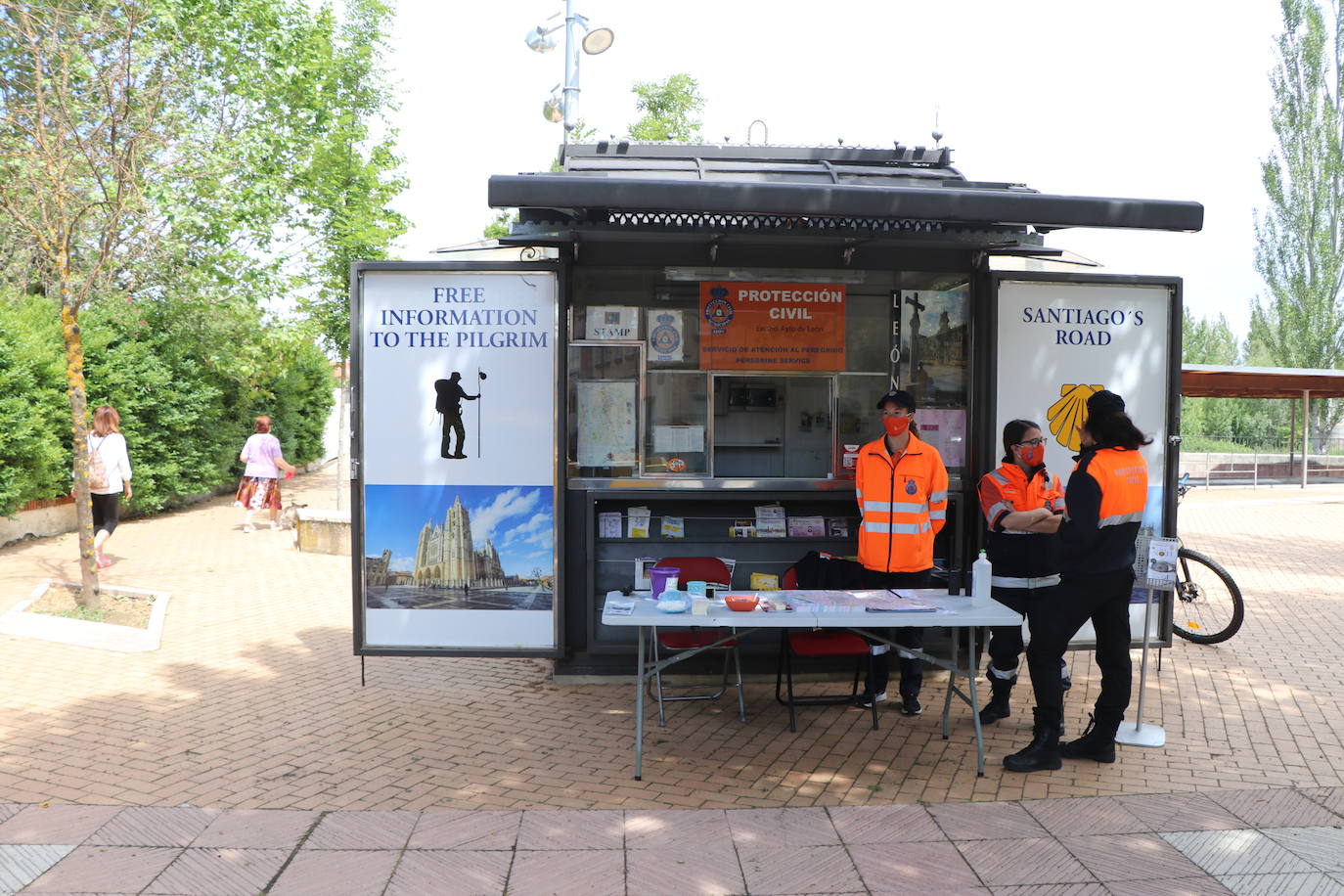El puesto de información al peregrino de Puentecastro recupera su actividad con el objetivo de recuperar sus cifras de antes de la pandemia.