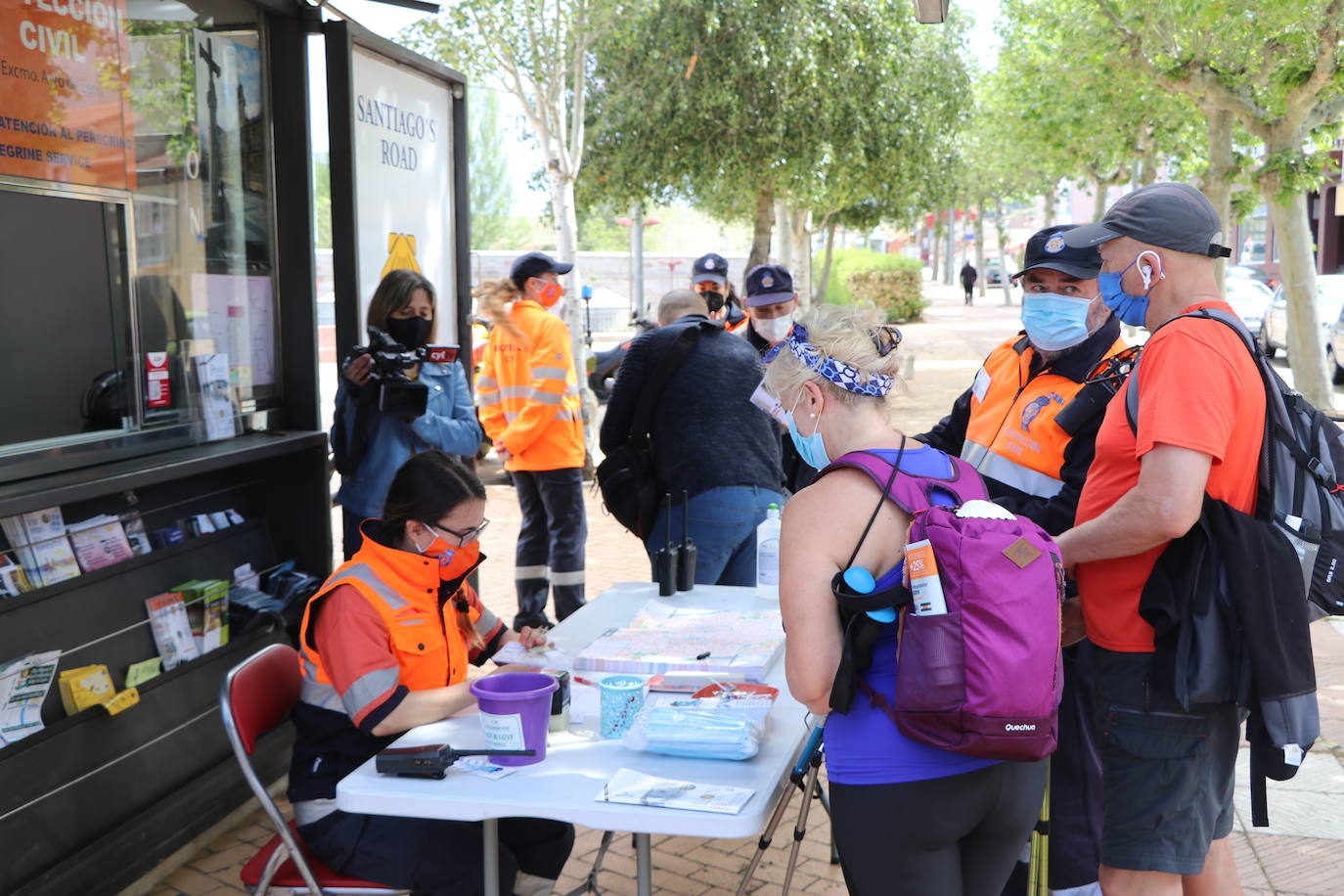 El puesto de información al peregrino de Puentecastro recupera su actividad con el objetivo de recuperar sus cifras de antes de la pandemia.