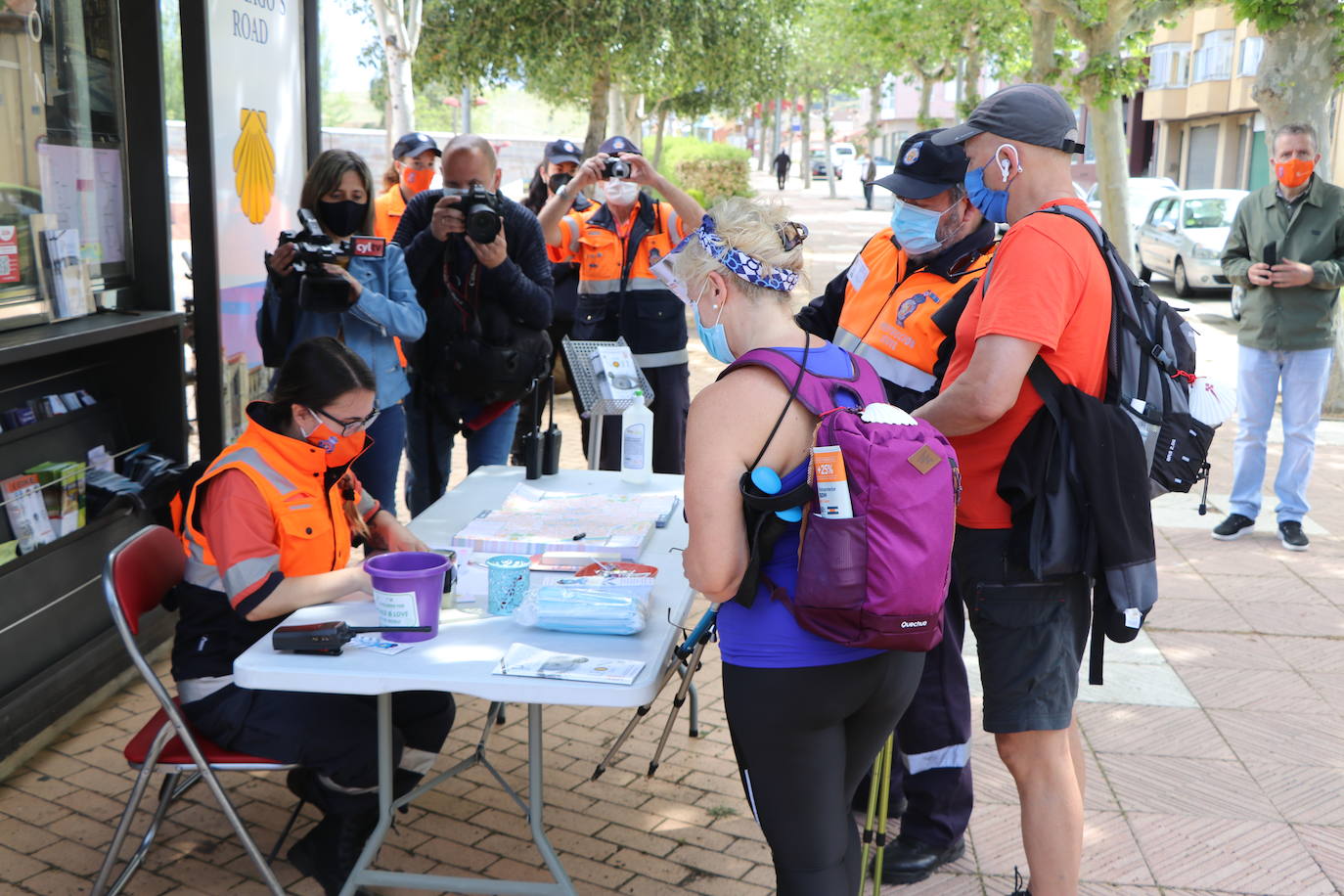 El puesto de información al peregrino de Puentecastro recupera su actividad con el objetivo de recuperar sus cifras de antes de la pandemia.