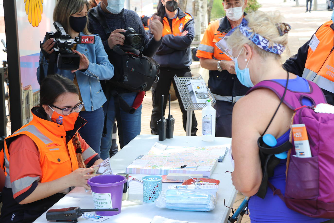 El puesto de información al peregrino de Puentecastro recupera su actividad con el objetivo de recuperar sus cifras de antes de la pandemia.