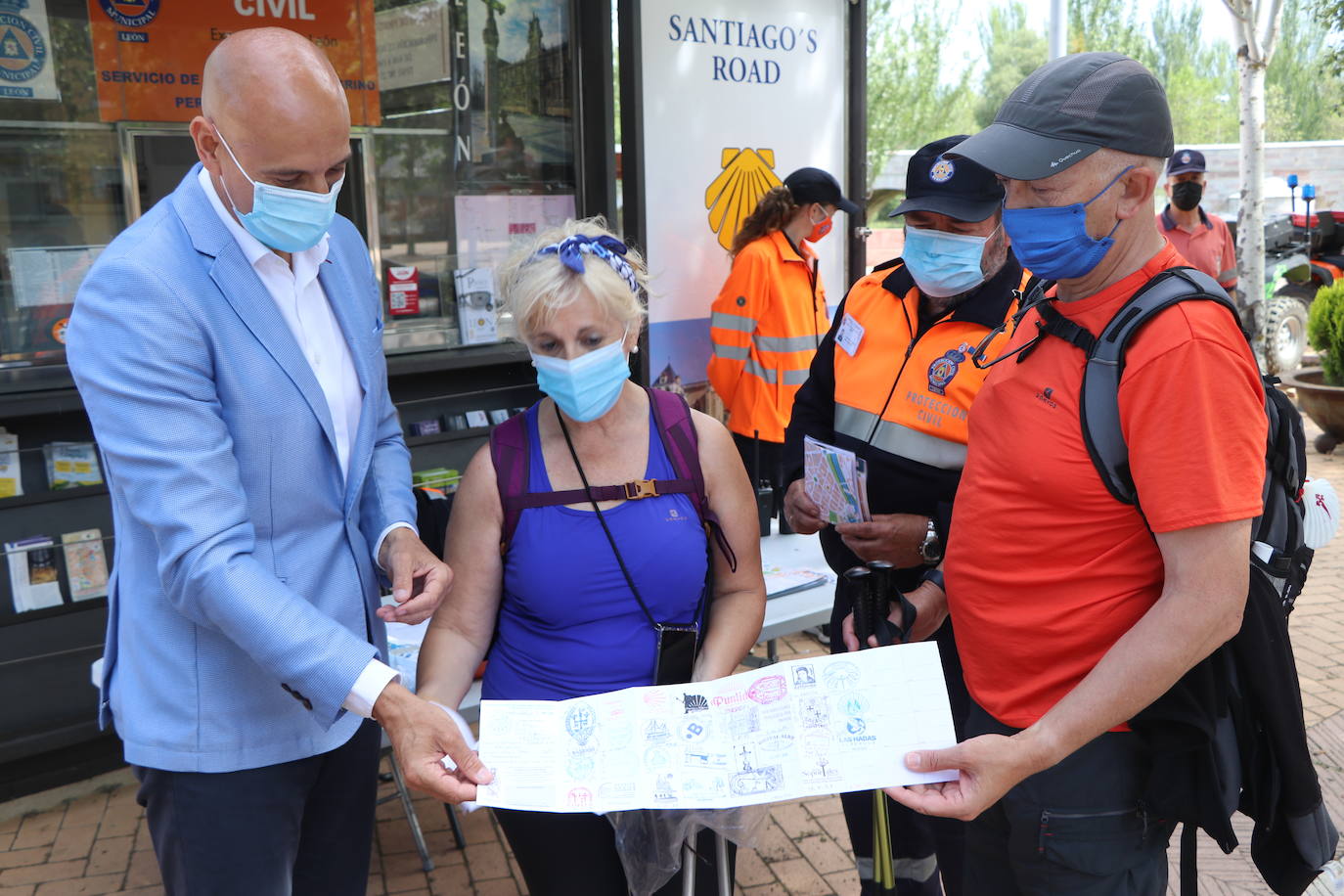El puesto de información al peregrino de Puentecastro recupera su actividad con el objetivo de recuperar sus cifras de antes de la pandemia.