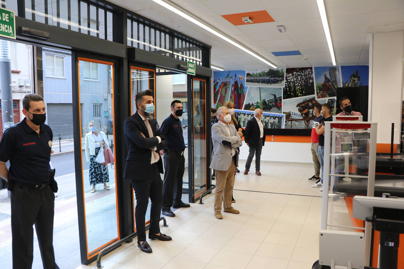 La cadena E.Leclerc estrena su quinto supermercado en el Alfoz con varias personalidades en su inauguración.