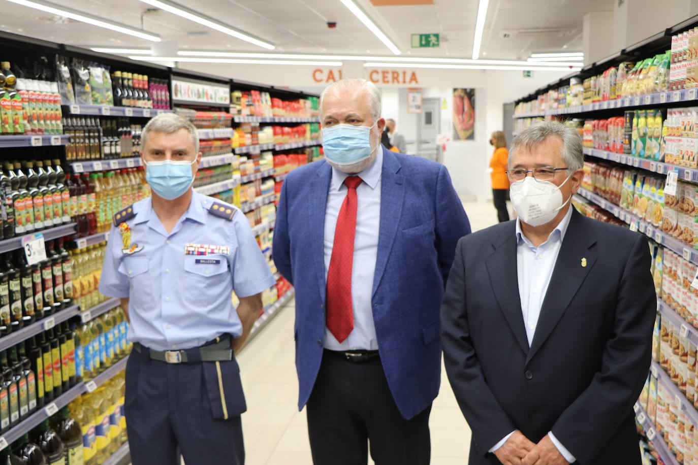 La cadena E.Leclerc estrena su quinto supermercado en el Alfoz con varias personalidades en su inauguración.