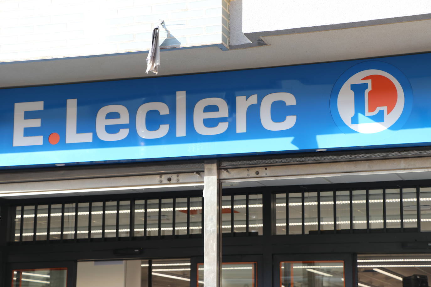 La cadena E.Leclerc estrena su quinto supermercado en el Alfoz con varias personalidades en su inauguración.