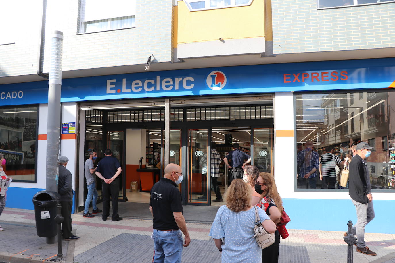 La cadena E.Leclerc estrena su quinto supermercado en el Alfoz con varias personalidades en su inauguración.