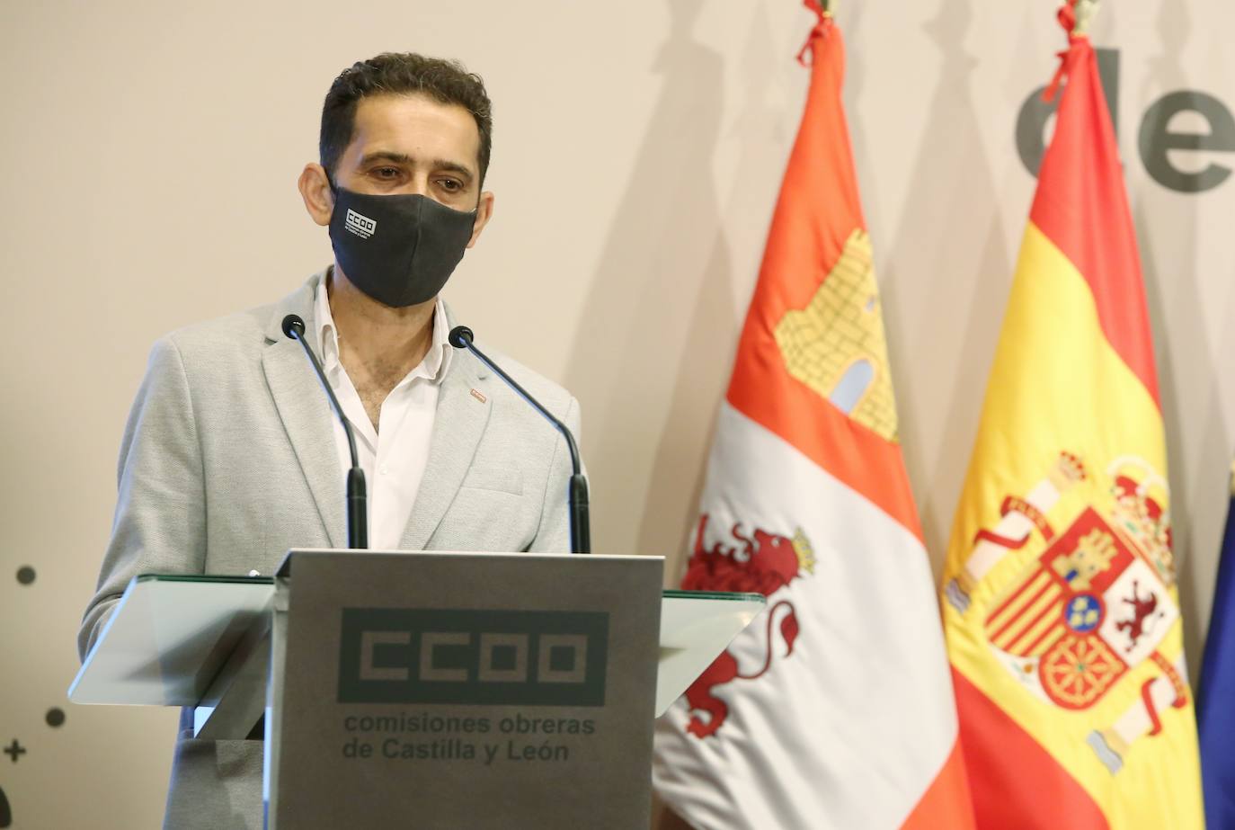 El presidente de la Junta de Castilla y León, Alfonso Fernández Mañueco, firma con los agentes sociales y económicos los acuerdos alcanzados en el seno del Consejo del Diálogo Social. En la imagen, junto a los secretarios autonómicos de UGT y CCOO, Faustino Temprano y Vicente Andrés, el presidente de la CEOE Castilla y León, Santiago Aparicio, y la consejera de Empleo, Carlota Amigo.