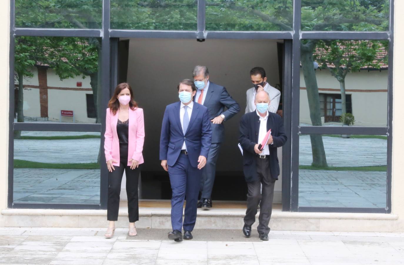 El presidente de la Junta de Castilla y León, Alfonso Fernández Mañueco, firma con los agentes sociales y económicos los acuerdos alcanzados en el seno del Consejo del Diálogo Social. En la imagen, junto a los secretarios autonómicos de UGT y CCOO, Faustino Temprano y Vicente Andrés, el presidente de la CEOE Castilla y León, Santiago Aparicio, y la consejera de Empleo, Carlota Amigo.