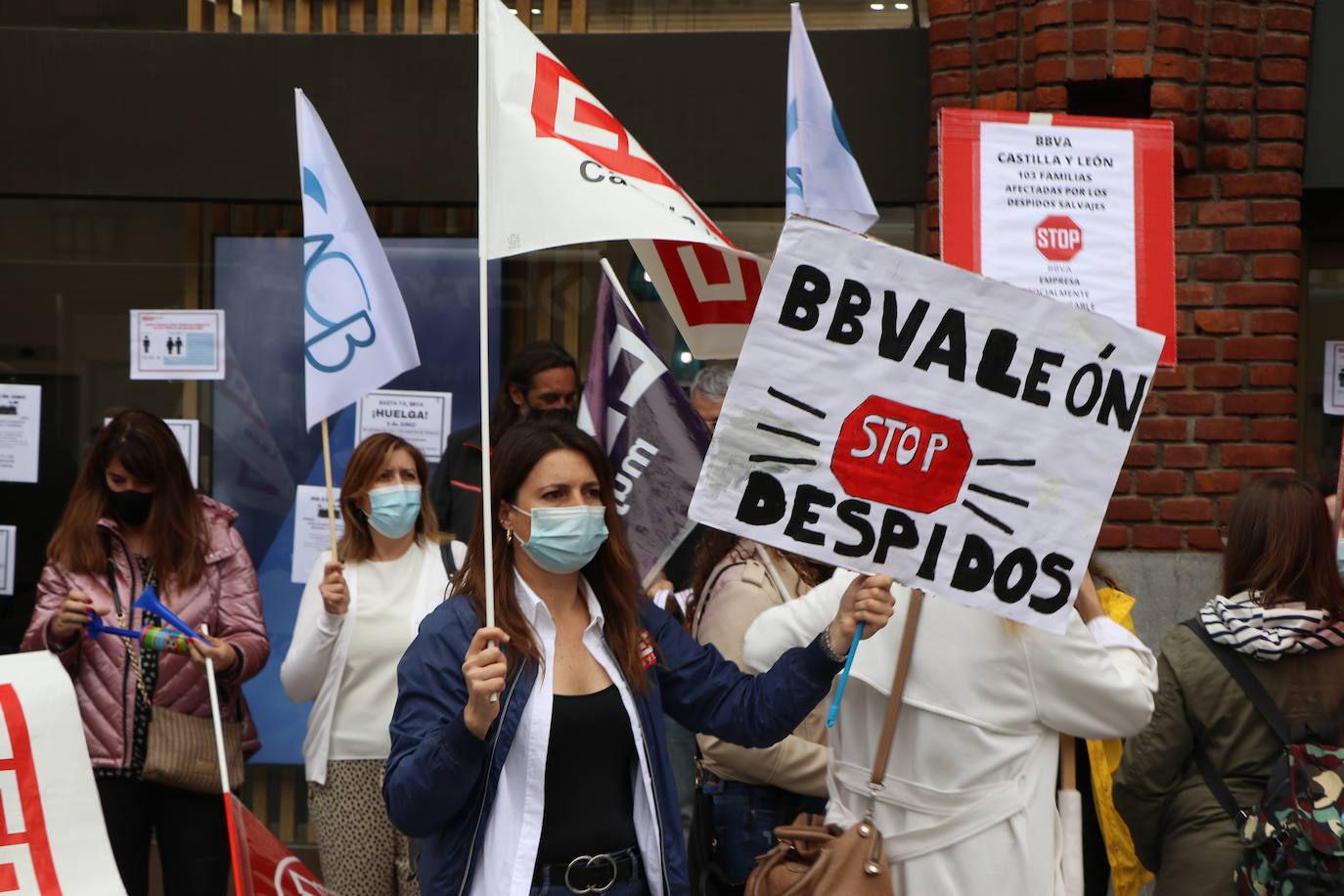 Cerca de un centenar de trabajadores se concentran a las puertas de la entidad bancaria en el centro de la capital.