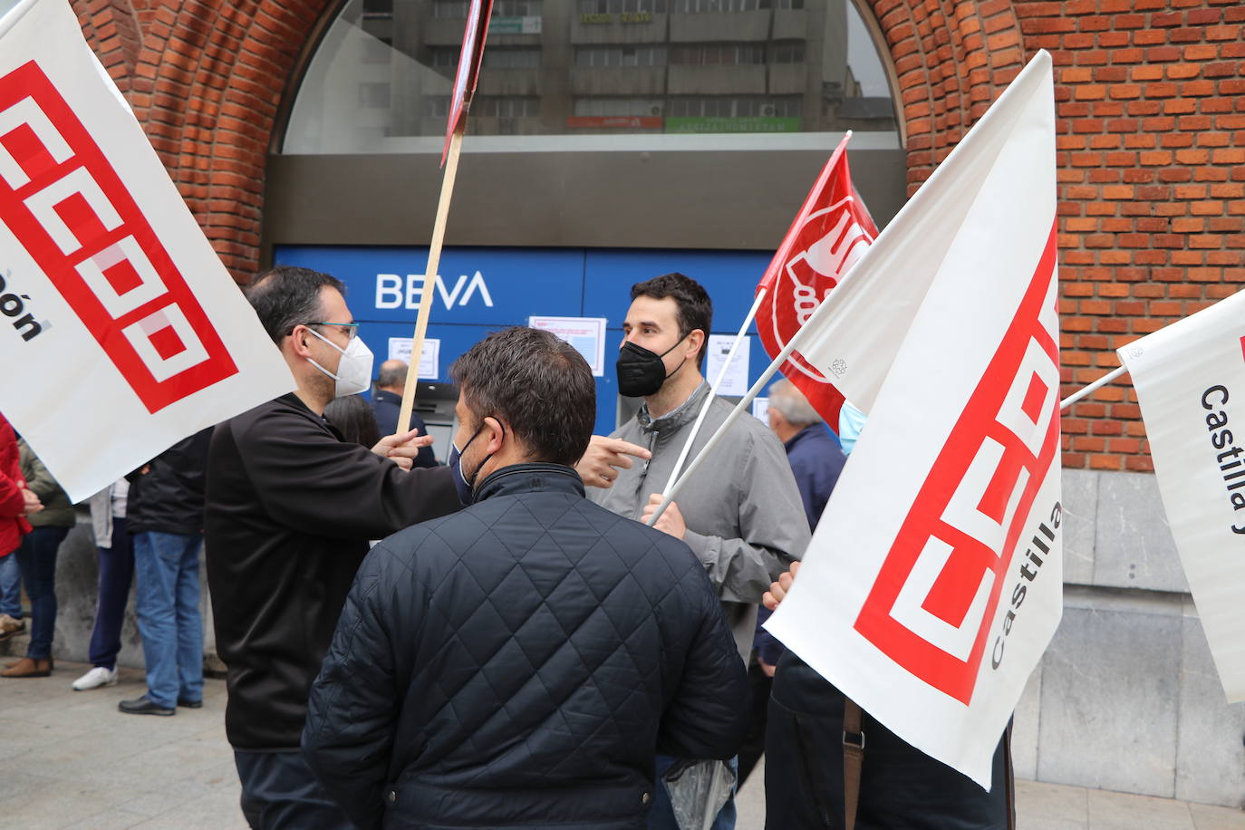 Cerca de un centenar de trabajadores se concentran a las puertas de la entidad bancaria en el centro de la capital.