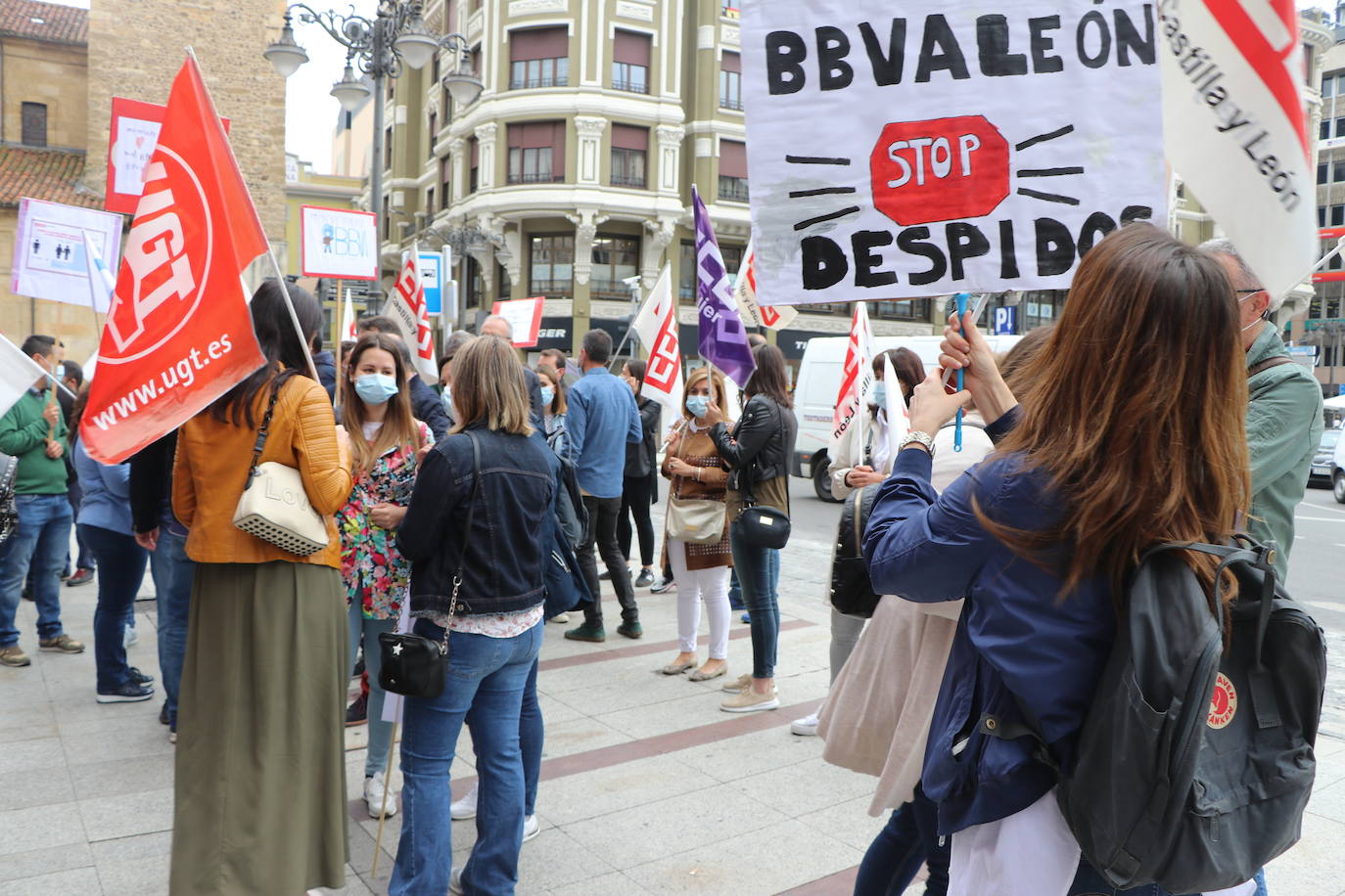 Cerca de un centenar de trabajadores se concentran a las puertas de la entidad bancaria en el centro de la capital.