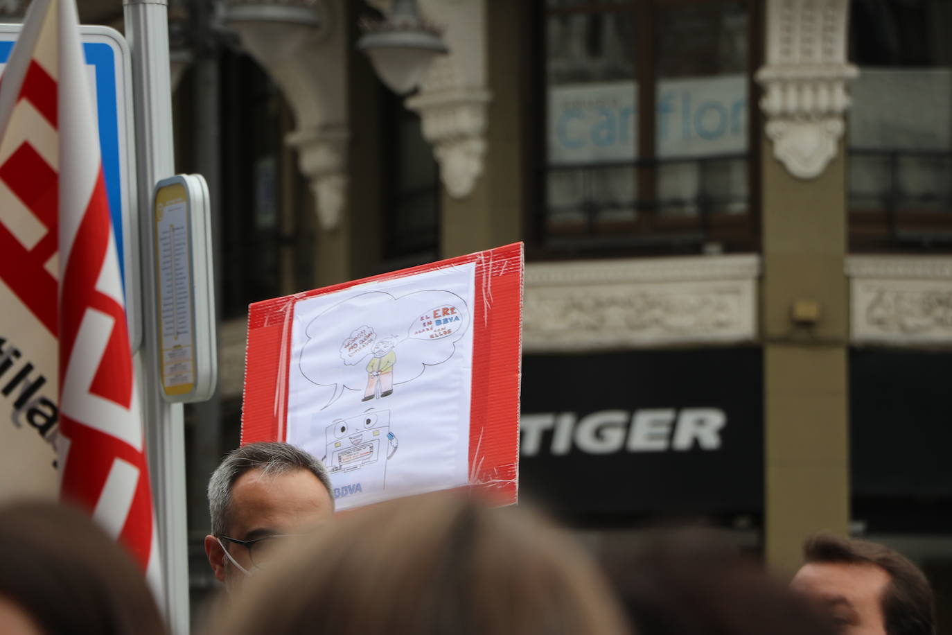 Cerca de un centenar de trabajadores se concentran a las puertas de la entidad bancaria en el centro de la capital.