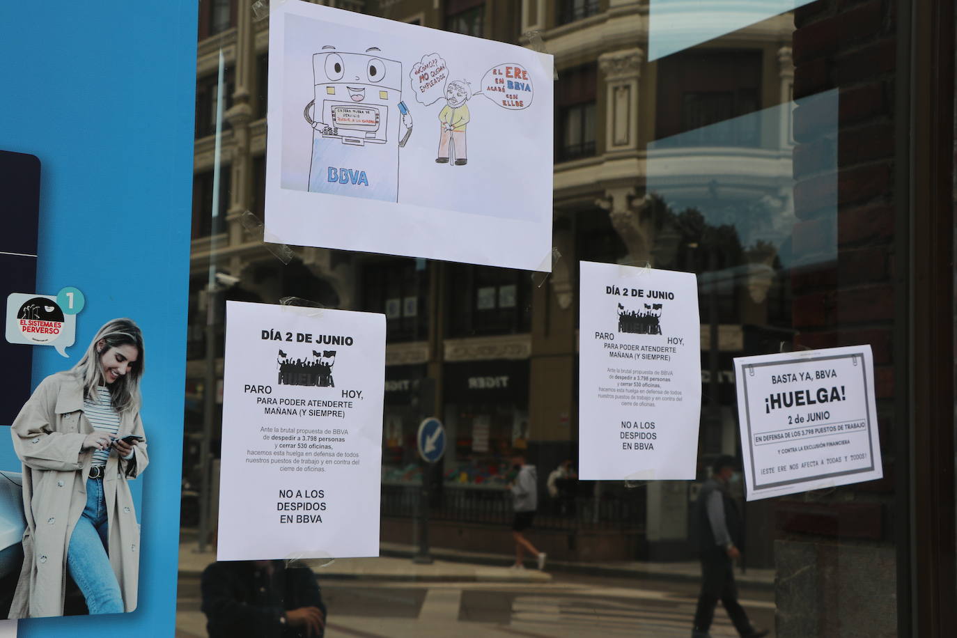 Cerca de un centenar de trabajadores se concentran a las puertas de la entidad bancaria en el centro de la capital.