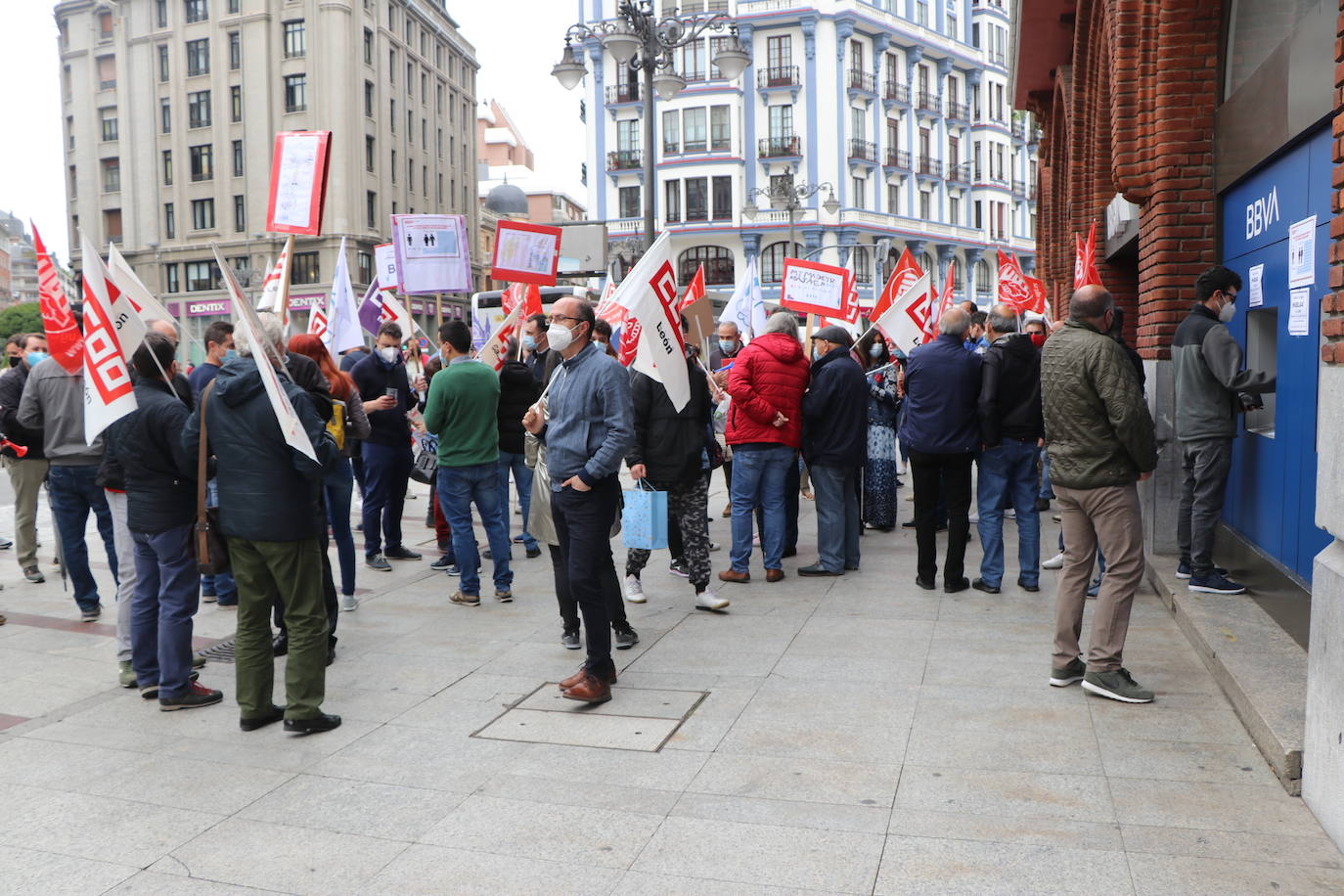 Cerca de un centenar de trabajadores se concentran a las puertas de la entidad bancaria en el centro de la capital.