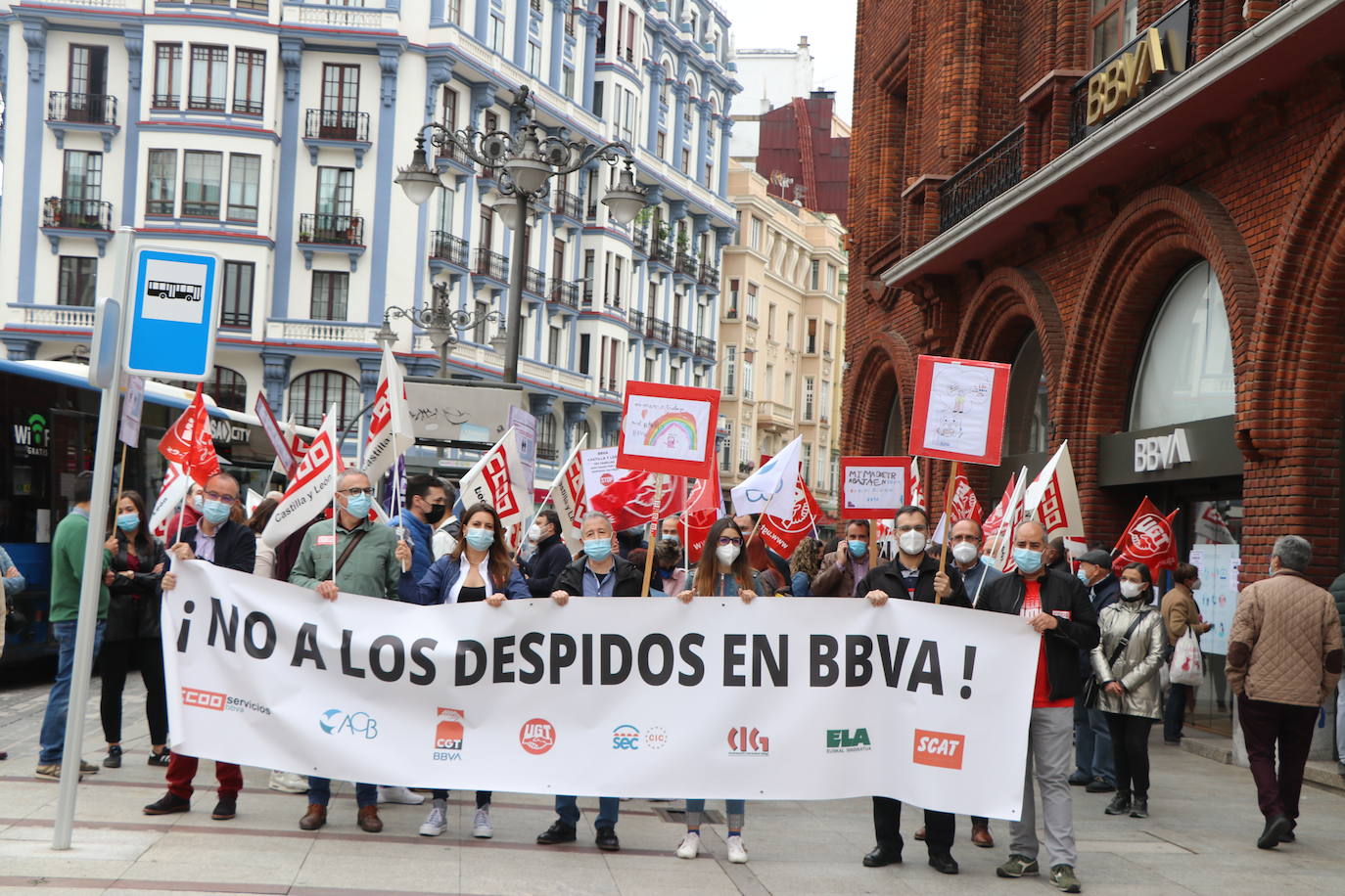 Cerca de un centenar de trabajadores se concentran a las puertas de la entidad bancaria en el centro de la capital.