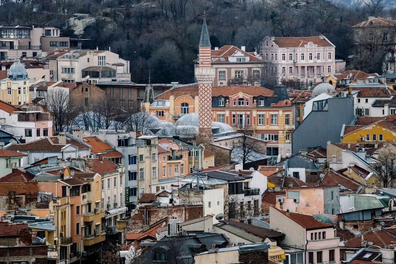 Matera es un municipio y ciudad italiana, capital de la provincia homónima, y primera ciudad de la región de Basilicata, en el sur del país. Sus calles, pintorescas y serpenteantes, te llevarán a descubrir grandes rincones como los Sassi –casas excavadas en la propia roca-, así como el conjunto de iglesias rupestres. 