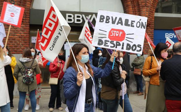 Protestas ante la sede del BBVA de Santo Domingo en León.