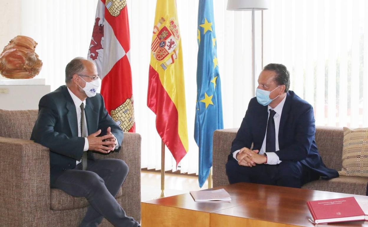 El presidente de las Cortes de Castilla y León, Luis Fuentes, recibe del presidente del Consejo de Cuentas, Mario Amilivia, la memoria de actividades de la institución correspondiente al año 2020