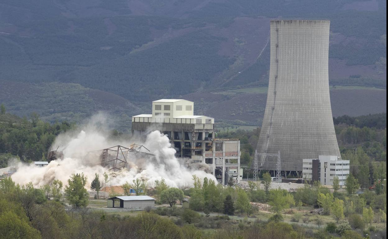 La voladura de la torre de refrigeración hará desaparecer del paisaje de Anllares las instalaciones de la central.