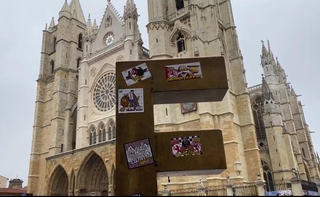 Letras con las pegatinas del grupo radical.