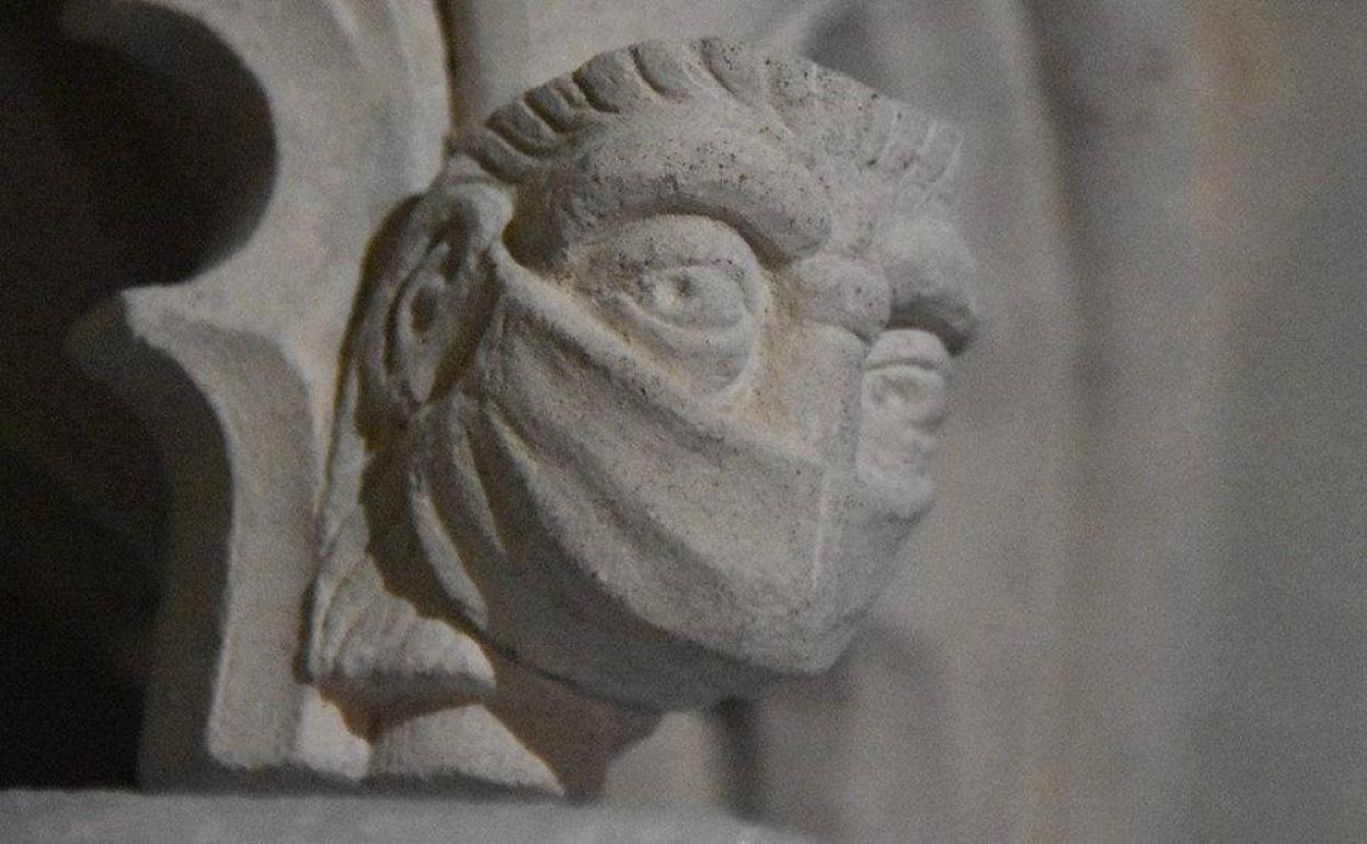 El nuevo personaje enmascarado de la catedral de St Albans, en Reino Unido, para recordar la pandemia.