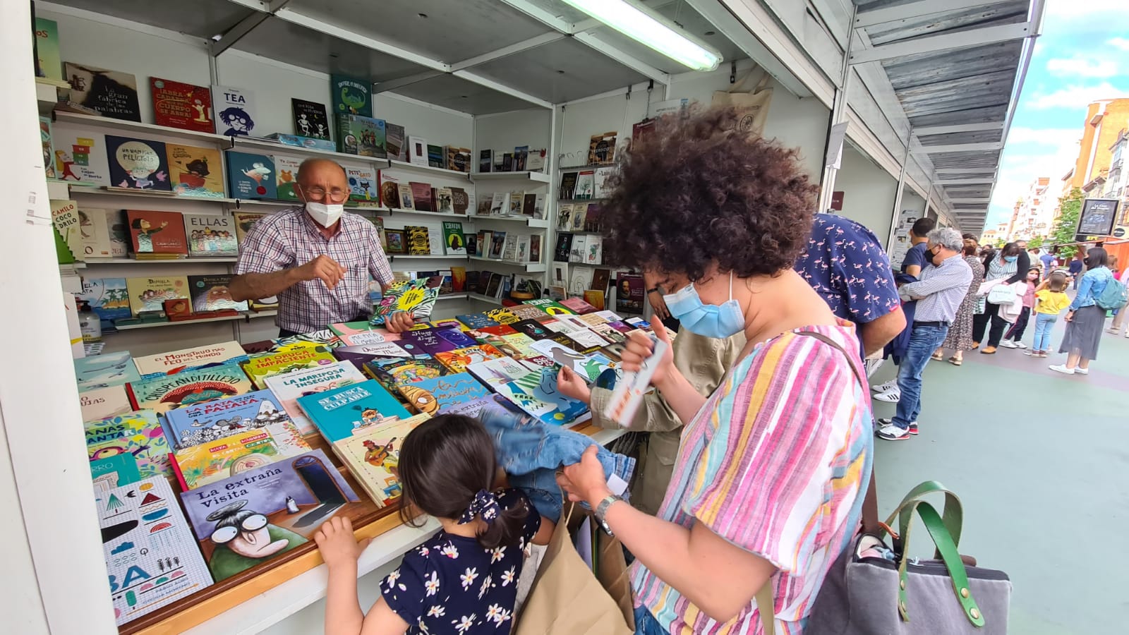 Los libros ganan la batalla al virus en una feria segura y con alta afluencia de público.