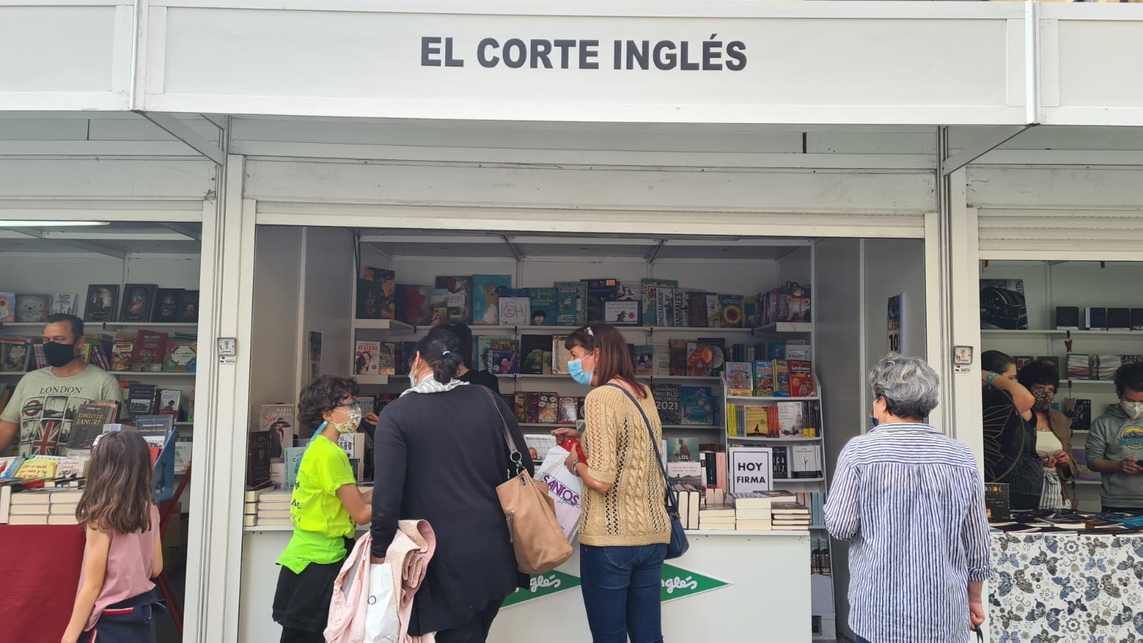 Los libros ganan la batalla al virus en una feria segura y con alta afluencia de público.