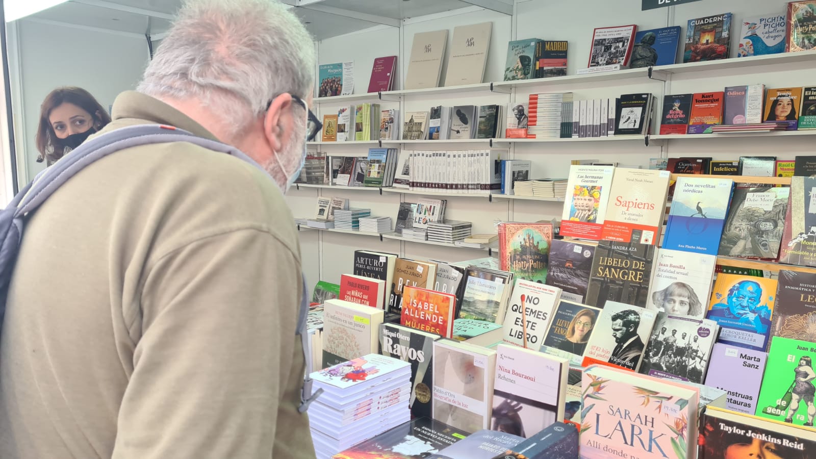 Los libros ganan la batalla al virus en una feria segura y con alta afluencia de público.