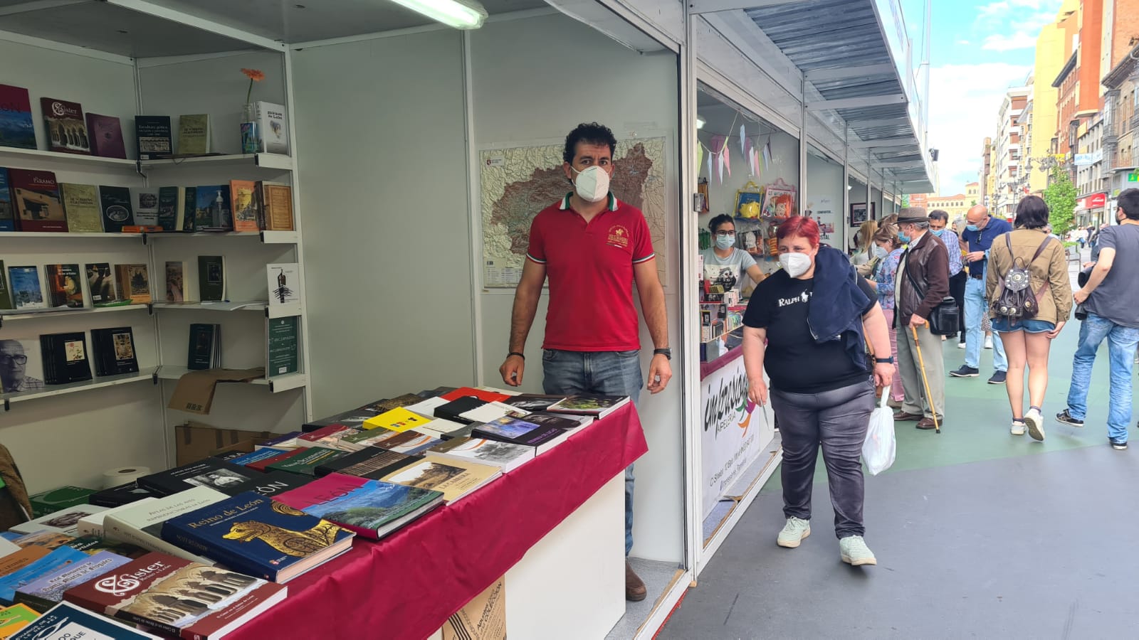 Los libros ganan la batalla al virus en una feria segura y con alta afluencia de público.