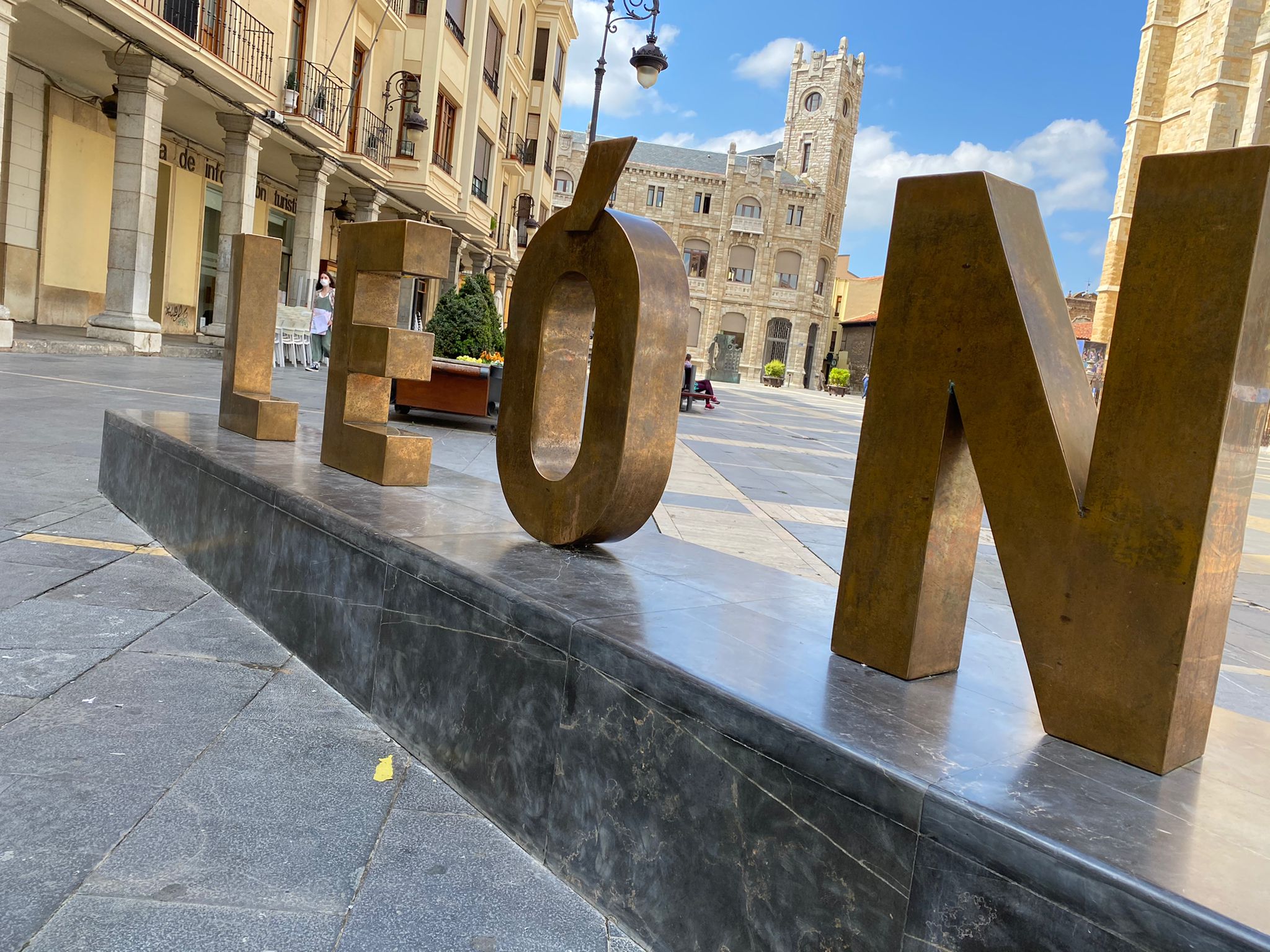 Las letras 'LEÓN' vuelven a lucir intactas tras la retirada de las pegatinas de Orgullo Cazurro.