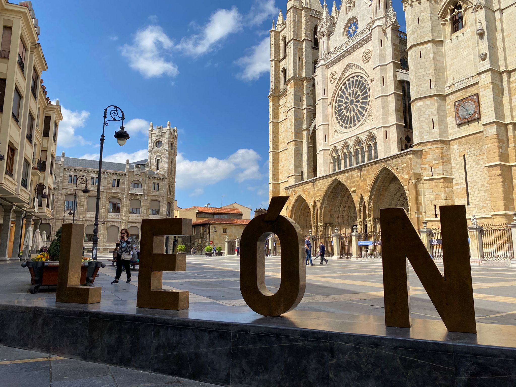 Las letras 'LEÓN' vuelven a lucir intactas tras la retirada de las pegatinas de Orgullo Cazurro.