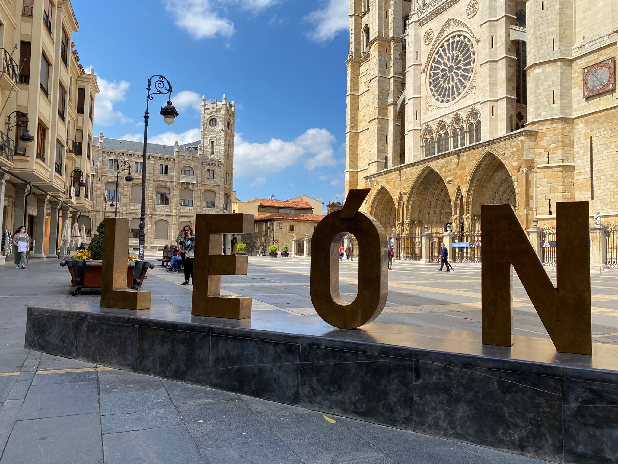 Las letras 'LEÓN' vuelven a lucir intactas tras la retirada de las pegatinas de Orgullo Cazurro.