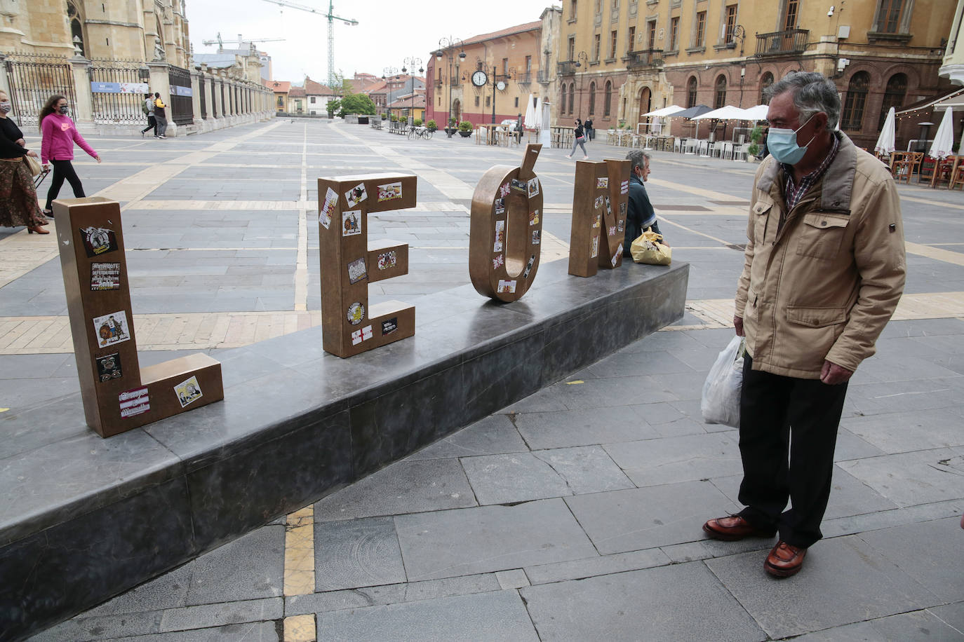 Diferentes adhesivos del grupo ultra de la Cultural aparecen sobre las letras de la Plaza de Regla.