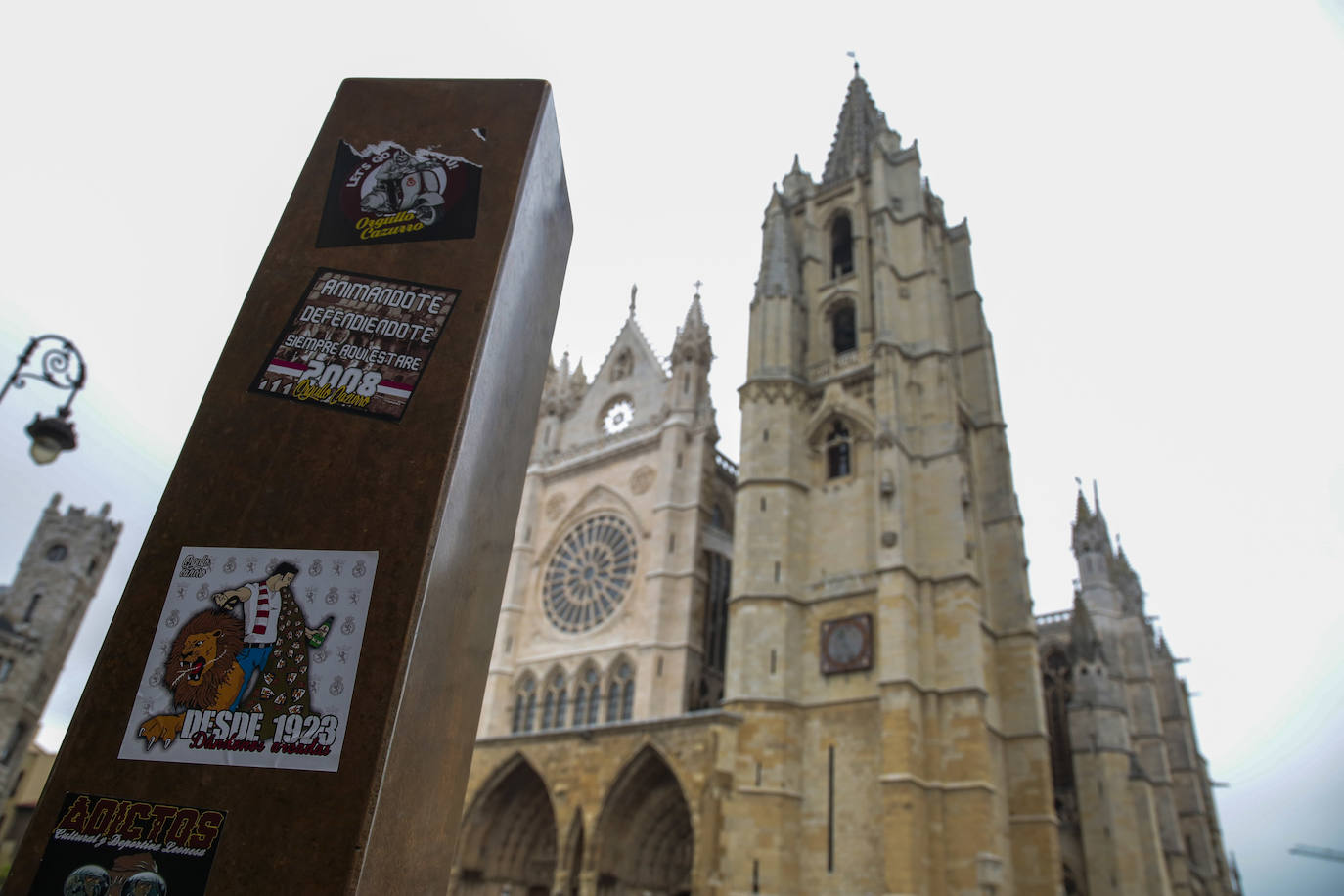 Diferentes adhesivos del grupo ultra de la Cultural aparecen sobre las letras de la Plaza de Regla.