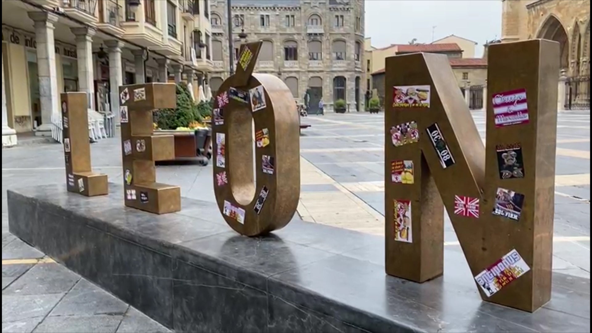 Diferentes adhesivos del grupo ultra de la Cultural aparecen sobre las letras de la Plaza de Regla.