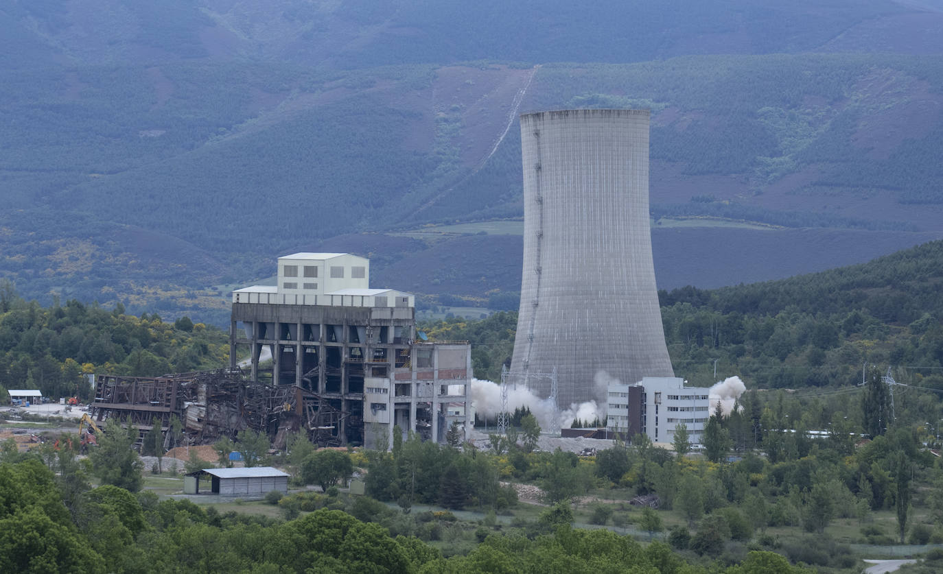 Voladura controlada de la torre de refrigeración de la central térmica de Anllares. 