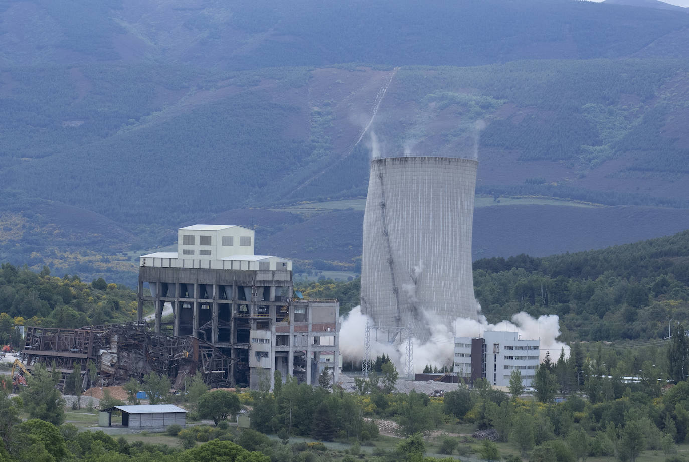 Voladura controlada de la torre de refrigeración de la central térmica de Anllares. 