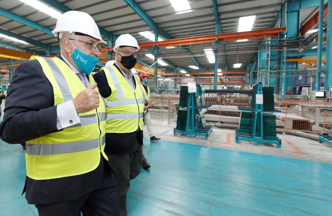 Fotos: Visita del director general de Industria del Gobierno a la empresa berciana Tvitec en Cubillos del Sil