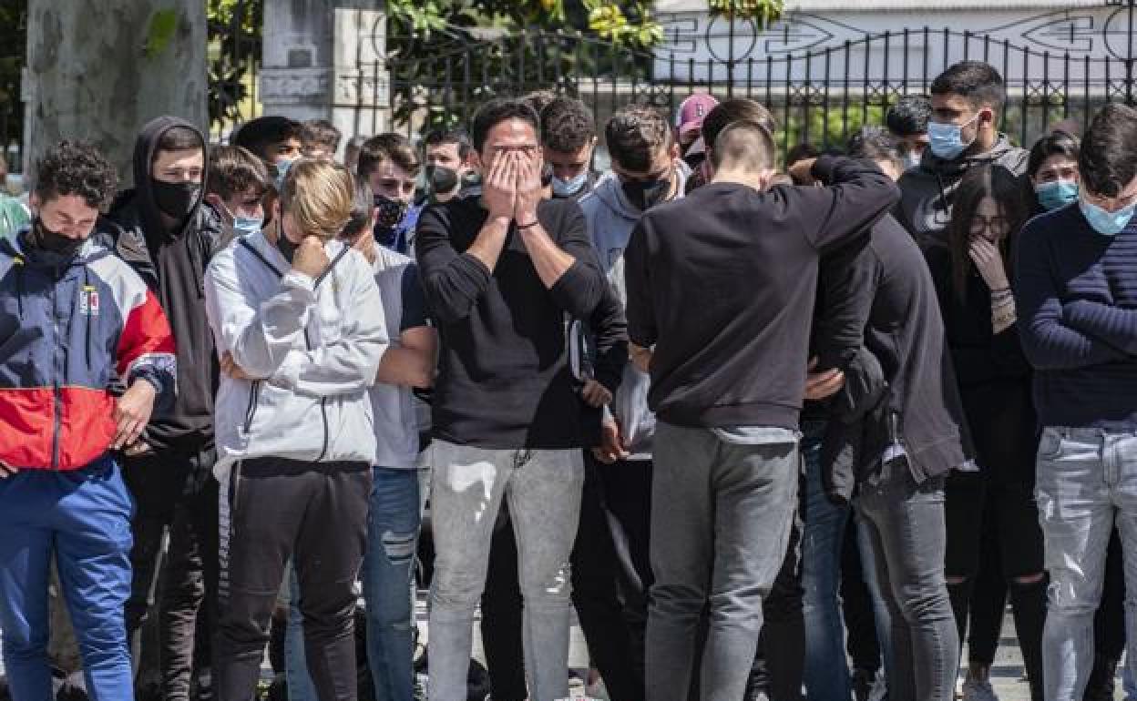 Los amigos de Mario Fuentes, rotos de dolor durante la concentración que se celebró en Colindres tras el crimen.