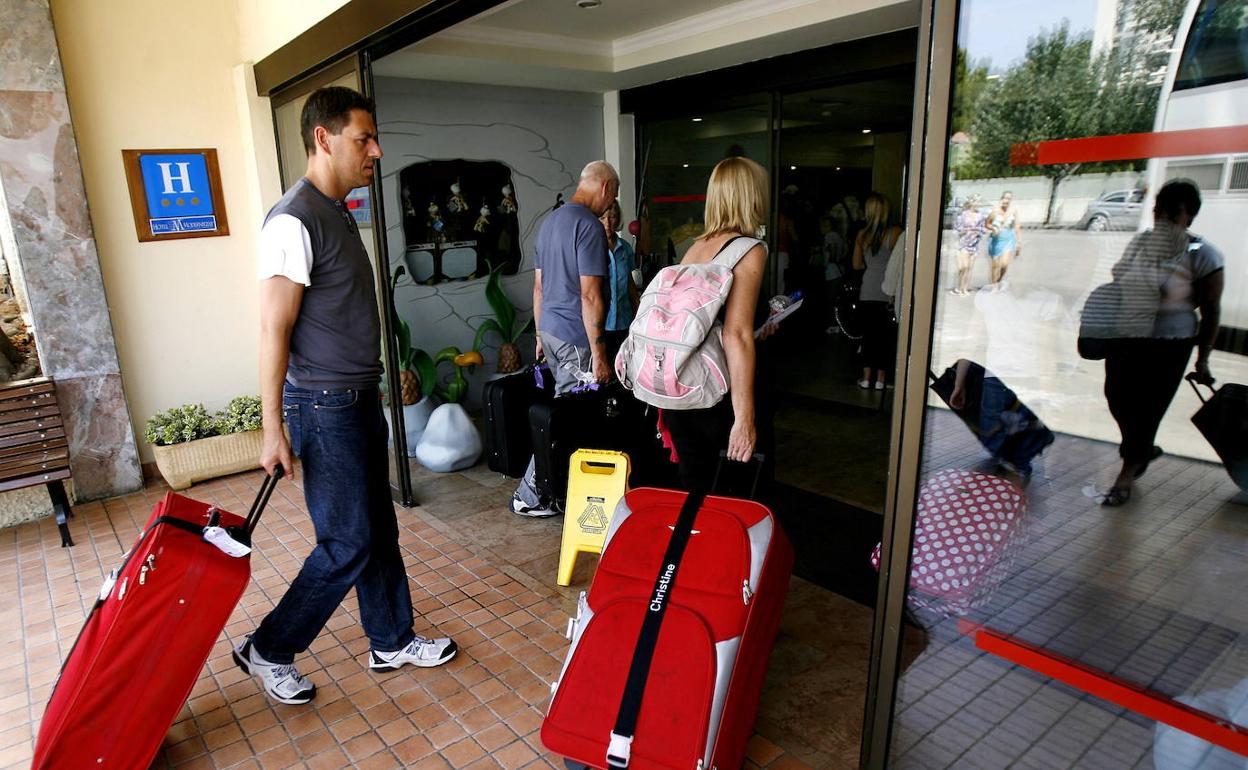 Turistas llegando a un hotel. 