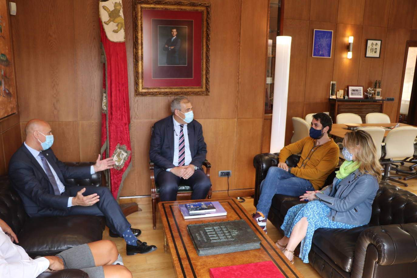 El alcalde José Antonio Diez recibio en el Ayuntamiento de San Marcelo a José Ángel Calbarro, jefe de fisioterapeutas del reciente campeón de la Champions, el Chelsea.