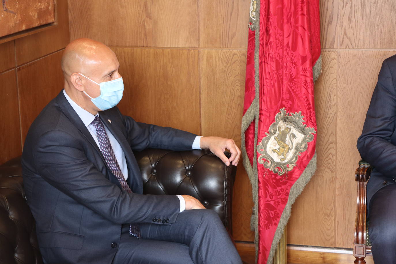 El alcalde José Antonio Diez recibio en el Ayuntamiento de San Marcelo a José Ángel Calbarro, jefe de fisioterapeutas del reciente campeón de la Champions, el Chelsea.