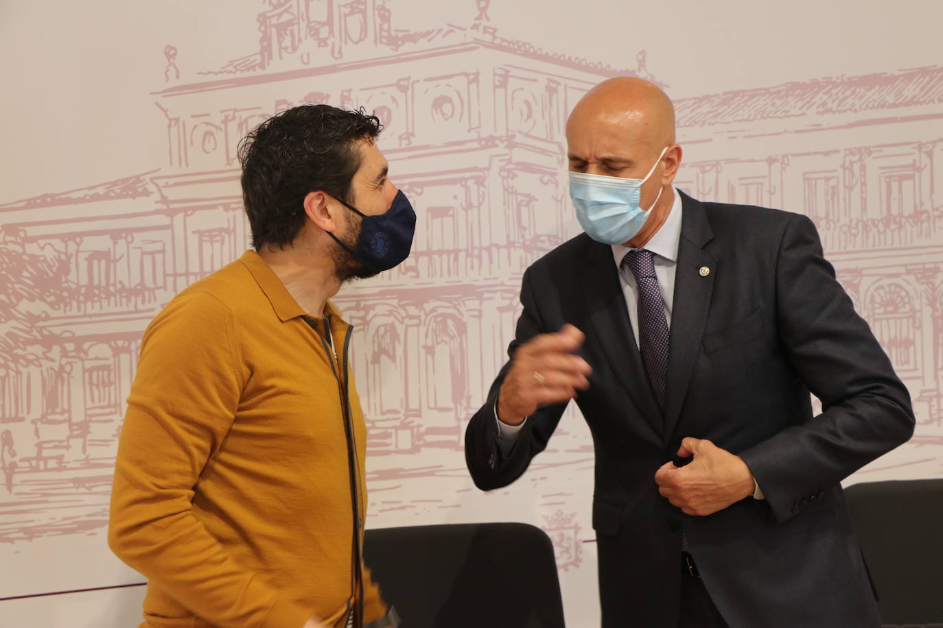 El alcalde José Antonio Diez recibio en el Ayuntamiento de San Marcelo a José Ángel Calbarro, jefe de fisioterapeutas del reciente campeón de la Champions, el Chelsea.