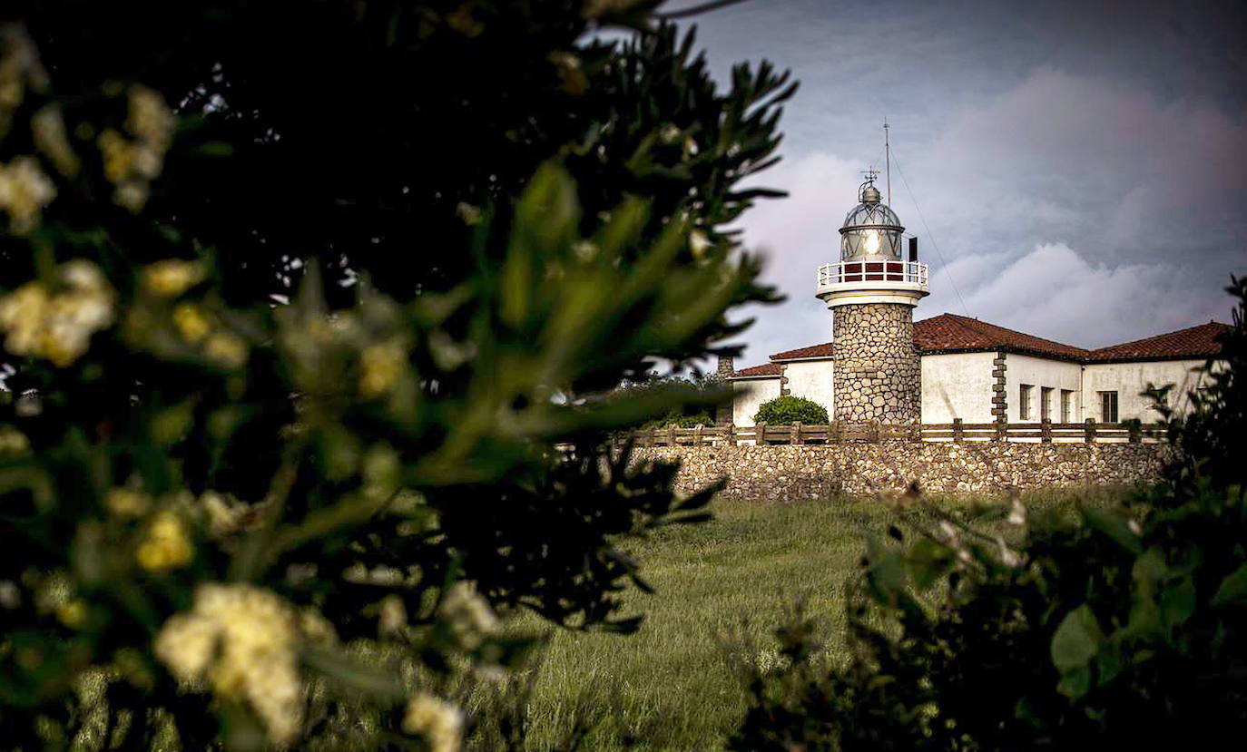 Faro de Punta Galea, Getxo. Está en una zona que incluye una senda peatonal con muy buenas vistas. De 1850 a 1950 fueron construidos tres faros en la misma zona . El primero estaba donde las ruinas del fuerte, otro de los atractivos de la zona. El segundo estuvo en funcionamiento, pero estaba en una zona con movimiento de tierras y tuvo que ser sustituido por otro, que se edificó 150 metros más atrás. Ha intentado ser convertido en un establecimiento hostelero, pero sin éxito.