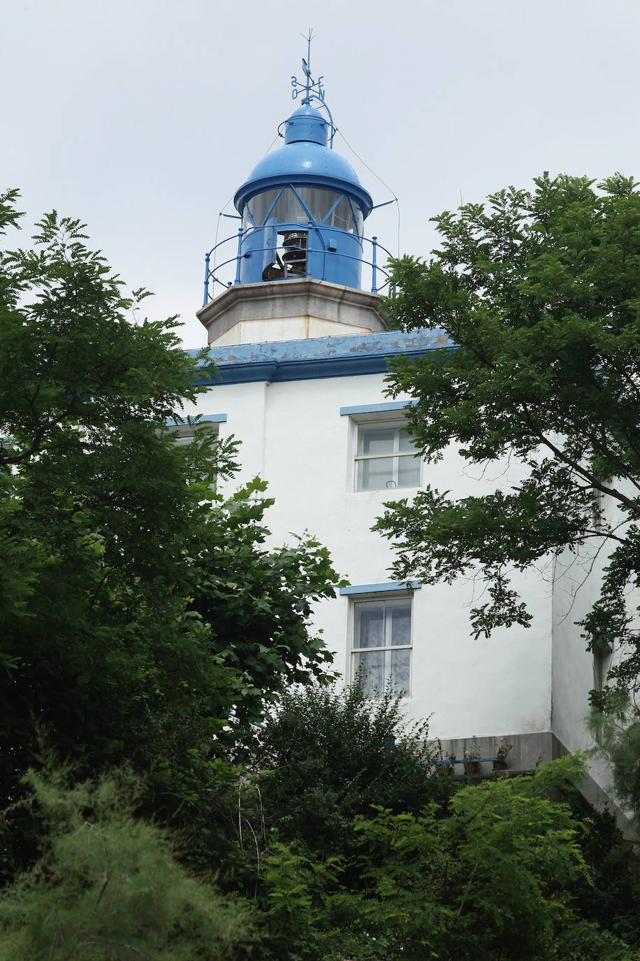 Faro de Zumaia. Fue construido en el monte de San Telmo, en la punta de la Atalaya, en 1870, para señalar la peligrosa entrada al puerto.Se le encargó al ingeniero Francisco Lafarga. Está construido en piedra de sillería y mampostería. En su parte norte, el edificio está adosado a la roca.