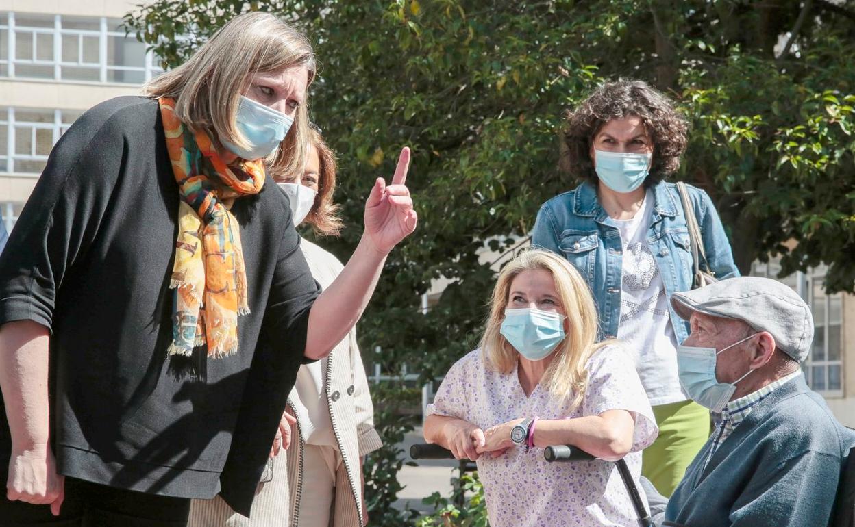 La consejera de Familia con uno de los residentes del centro este viernes.